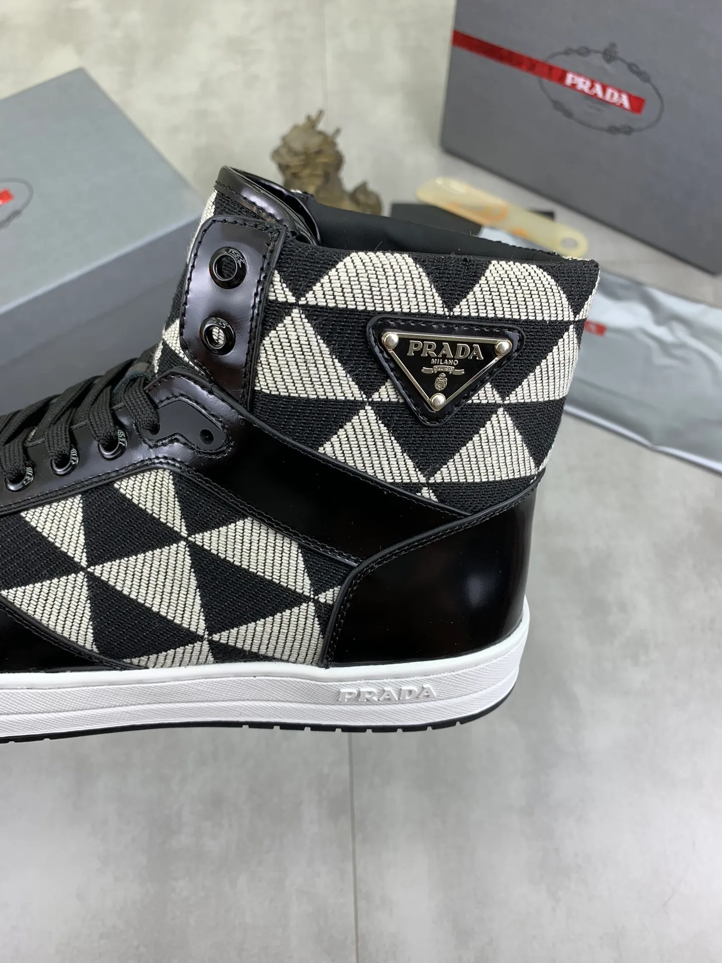 Men's shoes 💰P620 new model (high version) The new PRADA (Prada) high-top counter has launched the classic model at the same time. The new men's shoes and 😘fabrics are selected from the original imported calfskin. First layer of imported cowhide lining. The original version is awesome! 👍🏿Original open-molded non-slip PU outsole, with exquisite lines, simple and elegant, super comfortable and classy on foot, suitable for leisure travel. Code number:38-45
